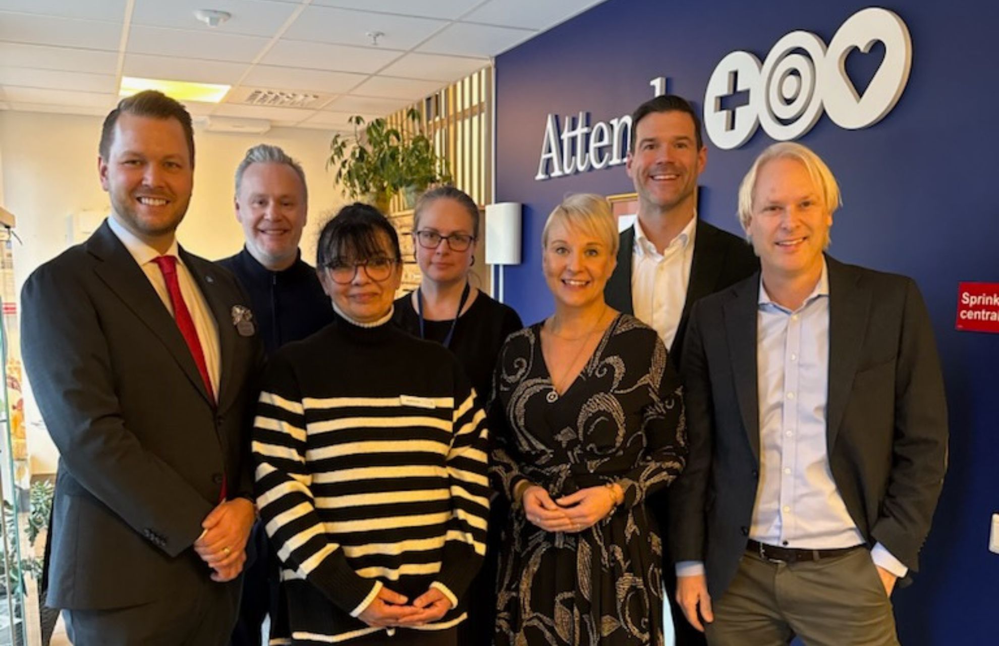 Ministrarna och kommunfullmäktige tillsammans med chefer från Attendo.