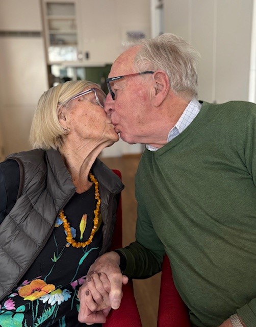 Fanny och Sven-Erik pussar varandra på munnen