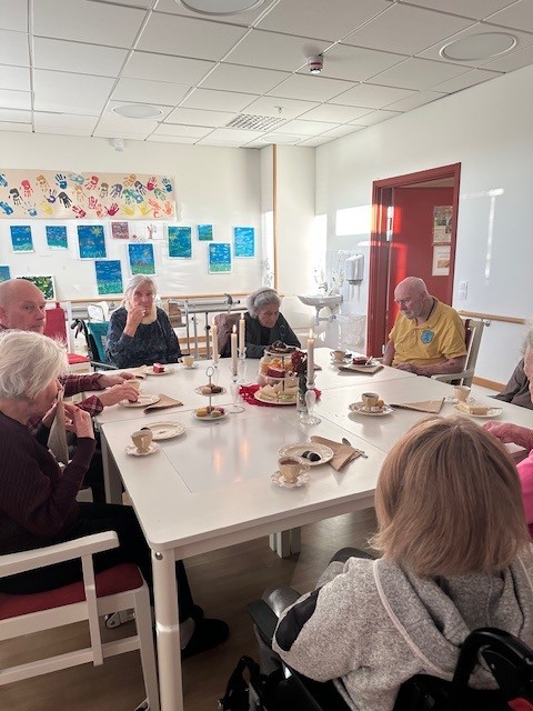 Boende som dricker te och samtalar med varandra på äldreboendet Attendo Varvsvägen