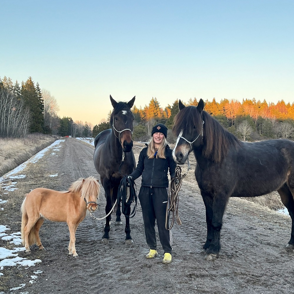 Julia Åhlin med sina hästar