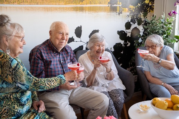 &#196;ldrepanelen testar svalkande sommardrycker